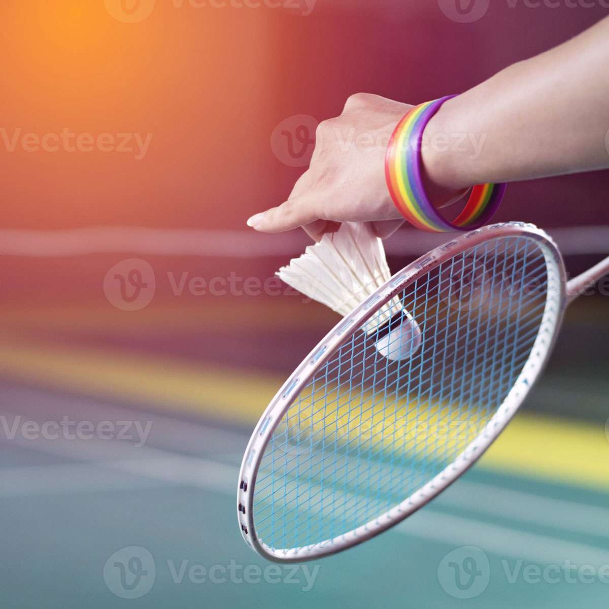 Badminton-Schläger und Ball vor schwarzem Hintergrund