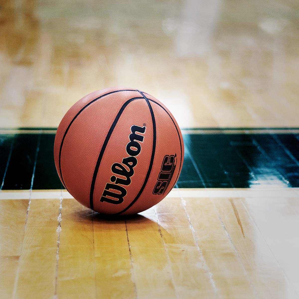Ein Basketball liegt auf dem Boden.