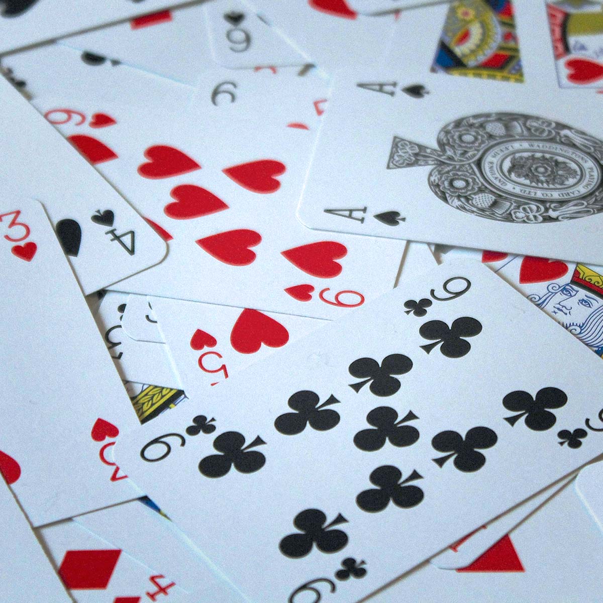 Eine bunte Ansammlung von Spielkarten, die übereinander gestapelt sind.