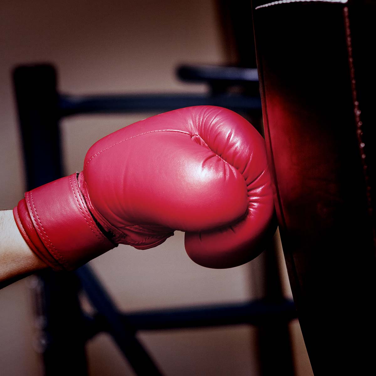 Jemand mit roten Boxhandschuhen ist bereit für den Kampf.