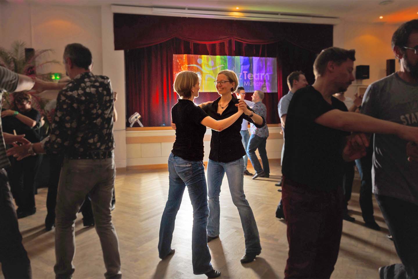 TM Dancing frauenpaar