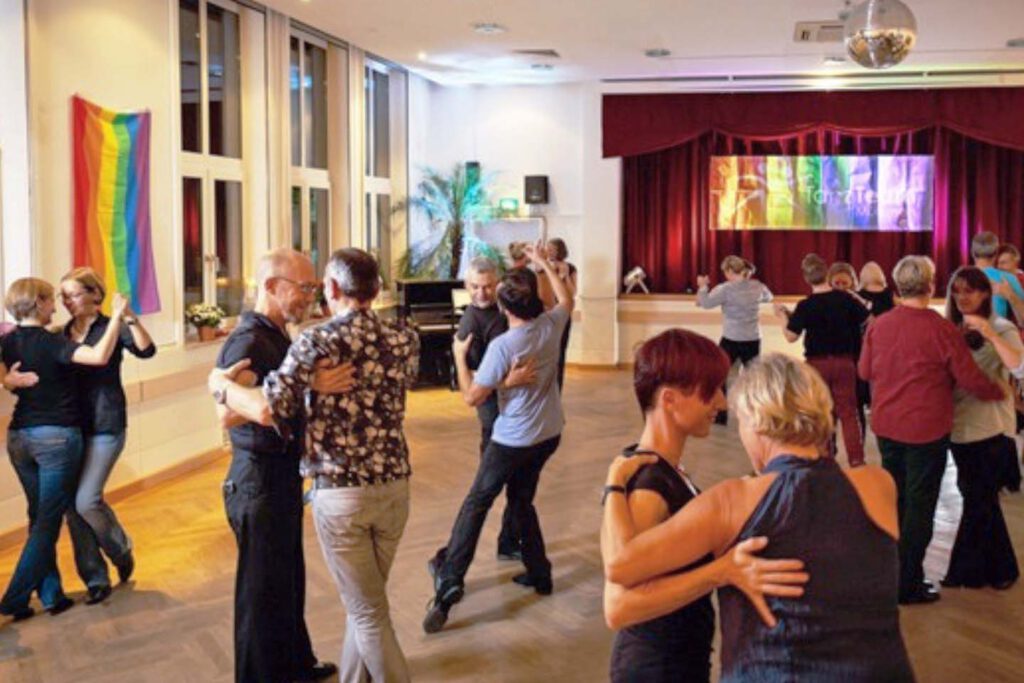 TM Dancing couples dancing